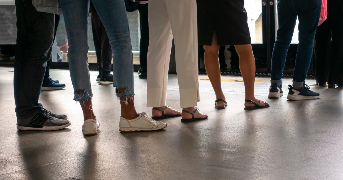 Projeto propõe multa de mais de R$ 30 mil para quem usar bebê reborn para furar filas