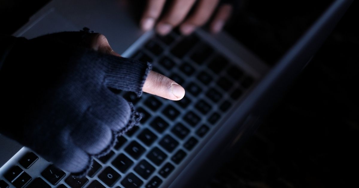 Inteligência artificial impulsiona onda de crimes digitais no Brasil
