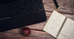 Wikipédia suspende teste com resumos de IA após críticas de editores