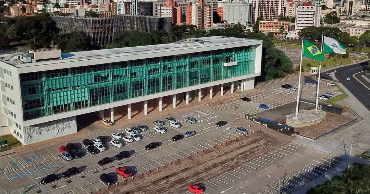 Tarifaço de Trump - A tarifa de 50% anunciada pelo ex-presidente dos Estados Unidos, Donald Trump, sobre produtos brasileiros pode trazer reflexos significativos para o mercado paranaense.