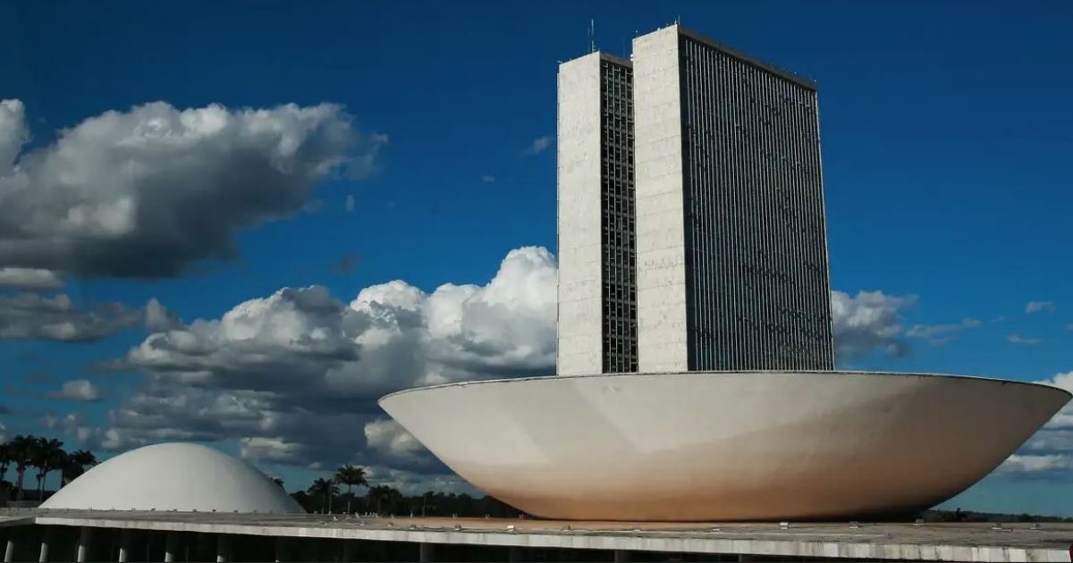 Comissão preserva taxação sobre super-ricos e amplia faixa de alíquota reduzida