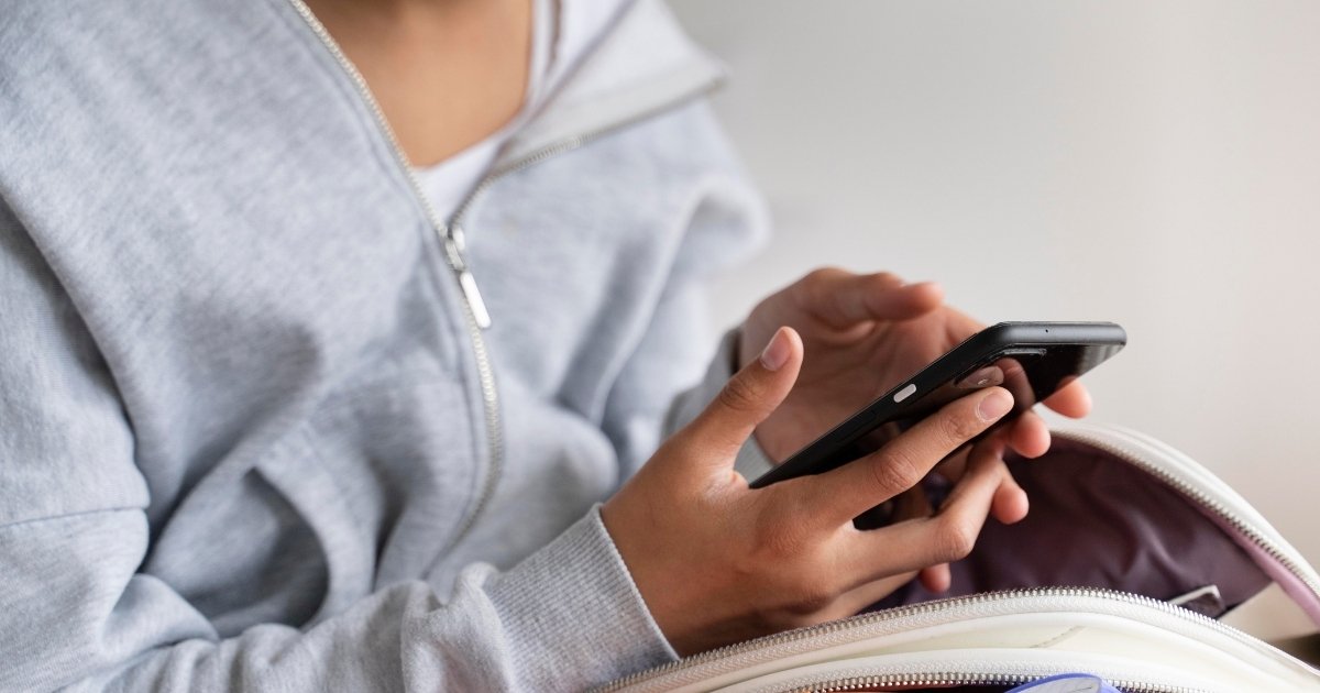 Proibição de celulares aumenta atenção dos alunos em sala, revela pesquisa