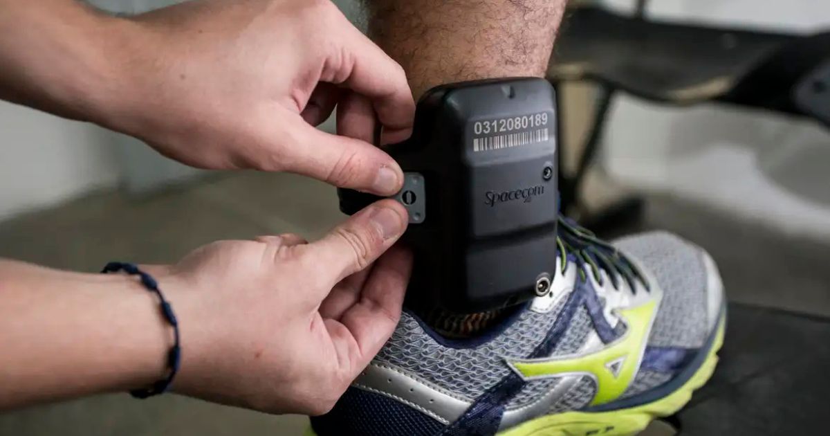 Afinal, como funciona a tornozeleira eletrônica usada no Brasil?