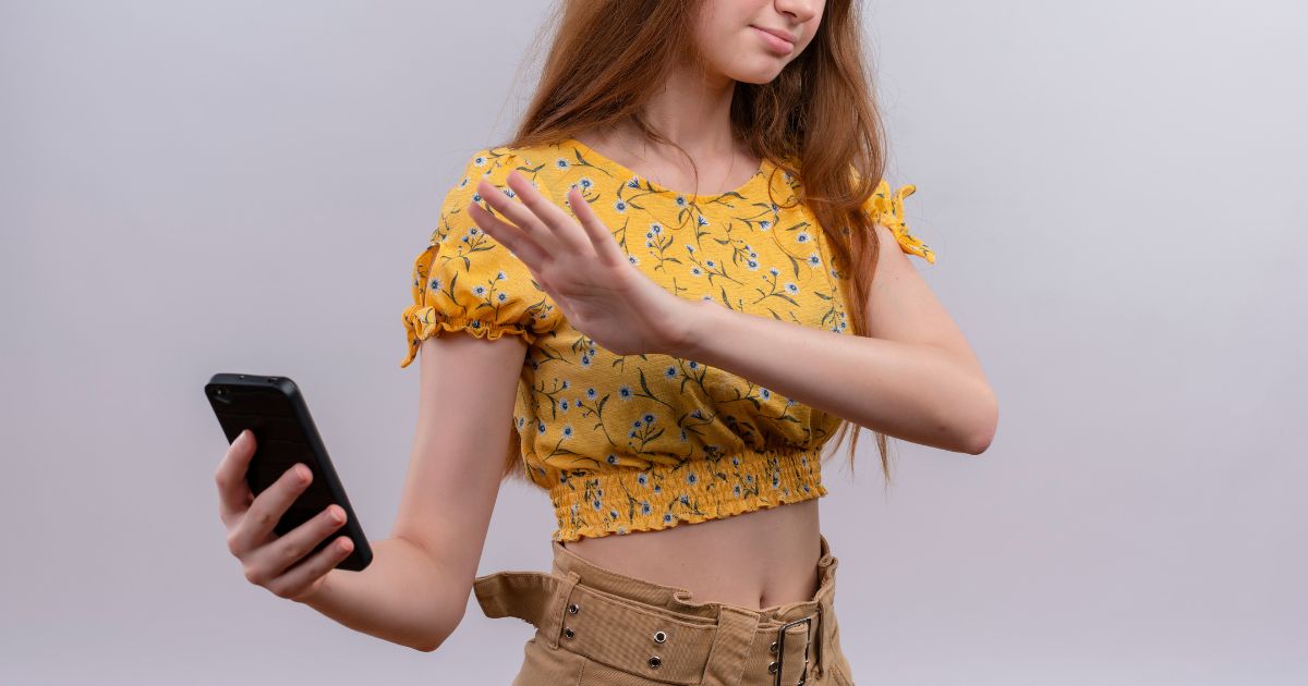 União Europeia aprova restrição de redes sociais para jovens