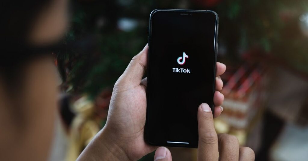 Invasão hacker expõe esquema de contas falsas para promover produtos no TikTok