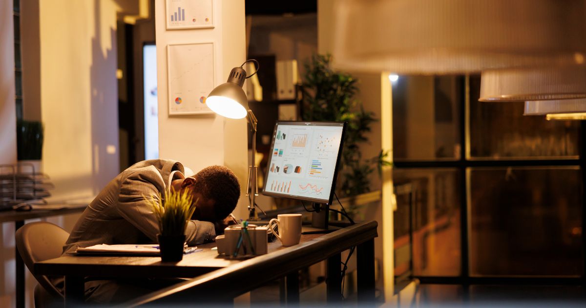 Afastamentos por burnout disparam no Brasil; aumento de 500%