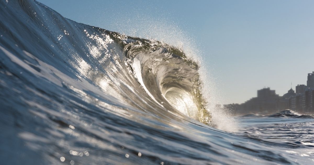 “Mini tsunami” atinge praias na Argentina e deixa um morto e 35 feridos