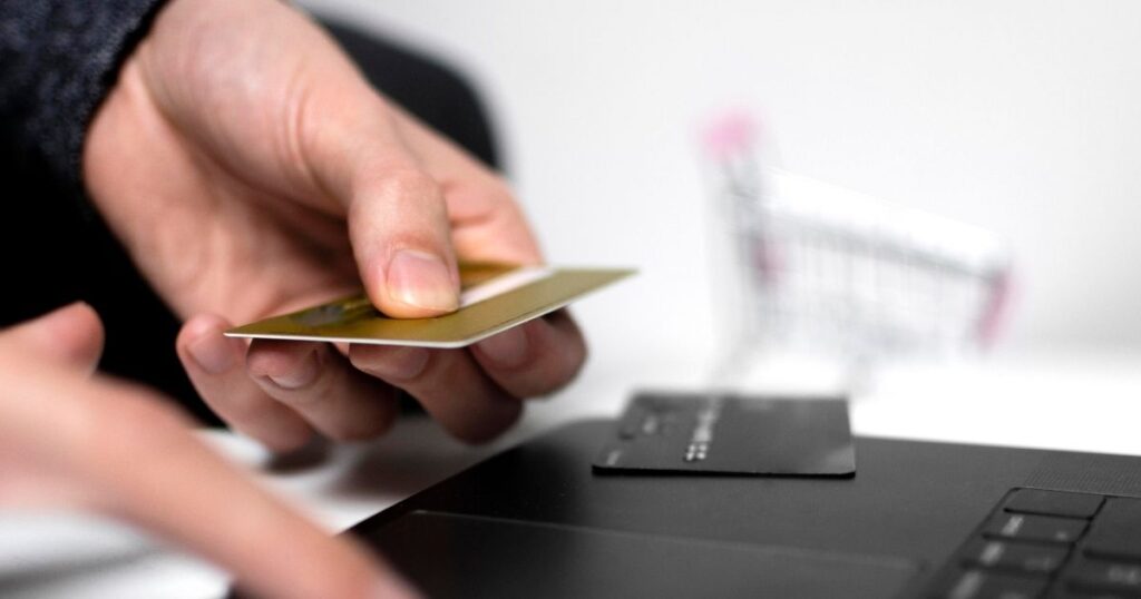 Cibercriminosos brasileiros usam IA para validar cartões de crédito em massa