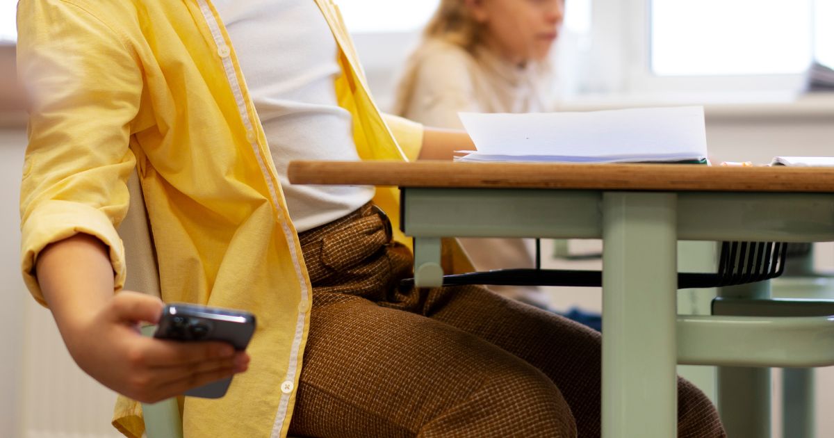 Suécia quer banir celulares nas escolas para reduzir distrações e proteger a saúde mental
