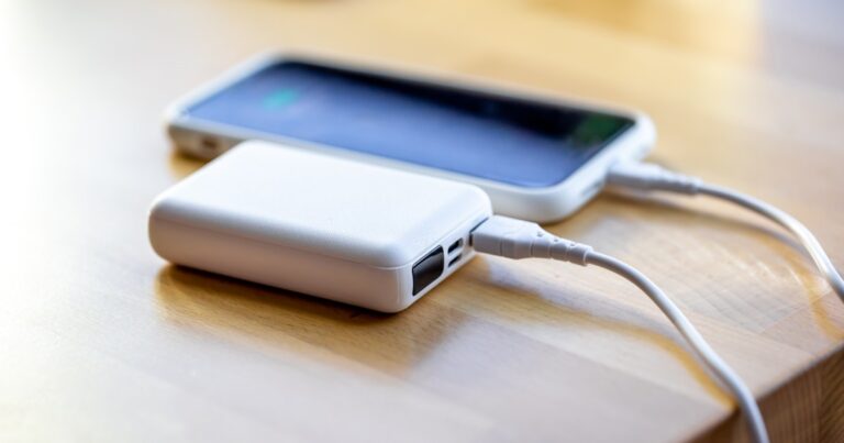 Explosão de powerbank em voo reforça regras da Anac para baterias