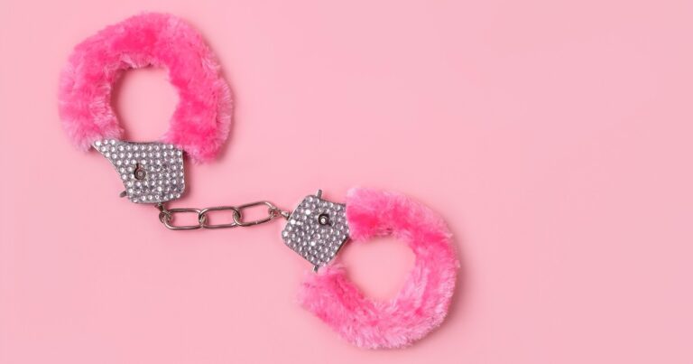 Polícia prende ‘Barbie do Crime’ suspeita de aplicar golpes online