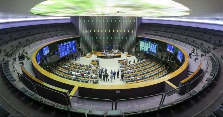 PEC que dá fim à escala 6x1 começa a tramitar na Câmara e vai à CCJ