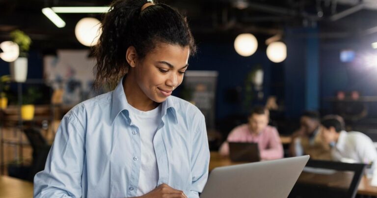 Empresas de TI ampliam contratações e têm mais de 100 vagas abertas; confira