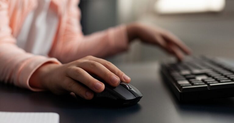 9 em cada 10 adolescentes brasileiros já tomaram medidas contra riscos online