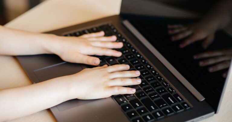 Autoridades de Los Angeles acionam Roblox por negligência na proteção de menores