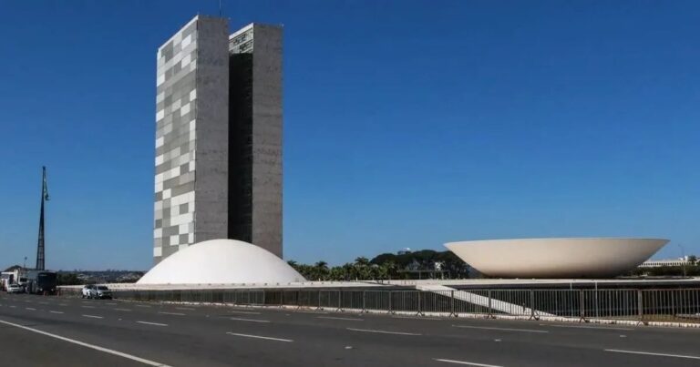 Overwatch 2 deixa de vender loot boxes no Brasil após Lei Felca