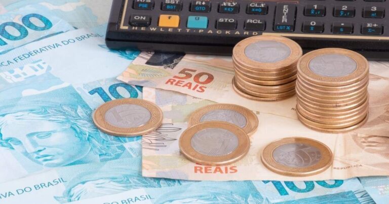 Selic a 15% favorece renda financeira e prejudica economia real, diz economista