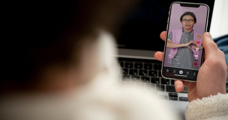 União Europeia acusa TikTok de estimular uso compulsivo e ameaça punições