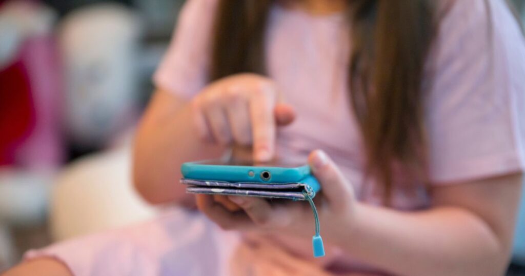 Brasil veta rolagem infinita e play automático para crianças nas redes