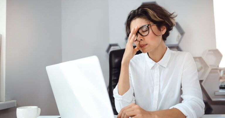 74% das mulheres relatam sobrecarga e acúmulo de funções no trabalho