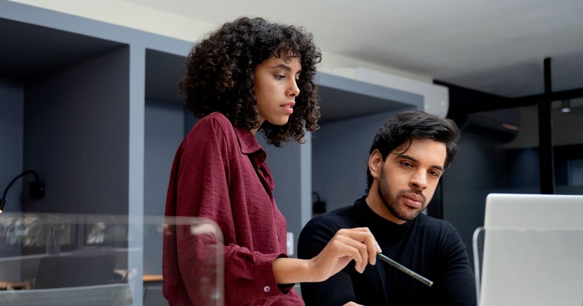 IA redefine competências exigidas de profissionais brasileiros já em 2026