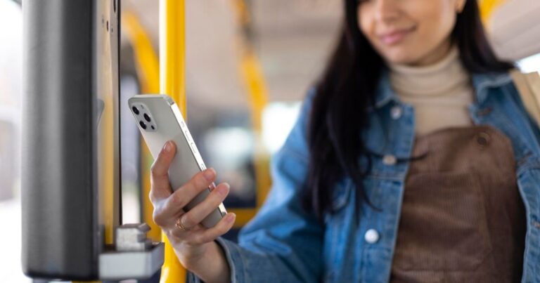 Ônibus de Curitiba passam a aceitar pagamento por celular e relógio inteligente