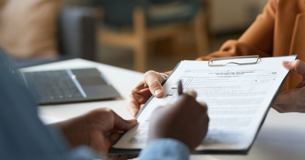 Prefeitura de Curitiba abre vagas de estágio com bolsas até R$ 2,5 mil