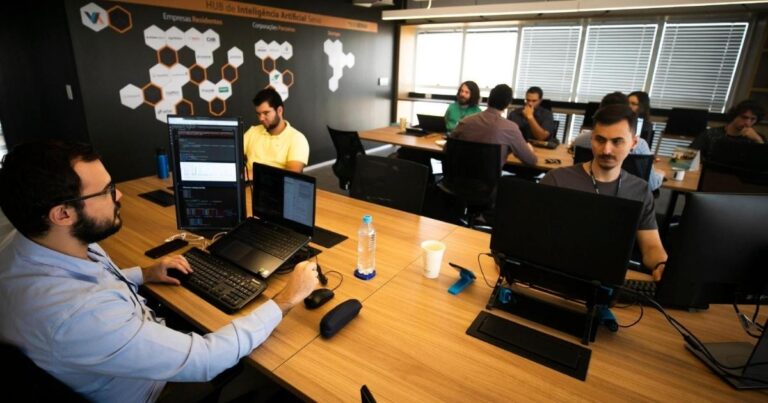 Comitiva do Exército visita hub de IA e cibersegurança no Paraná