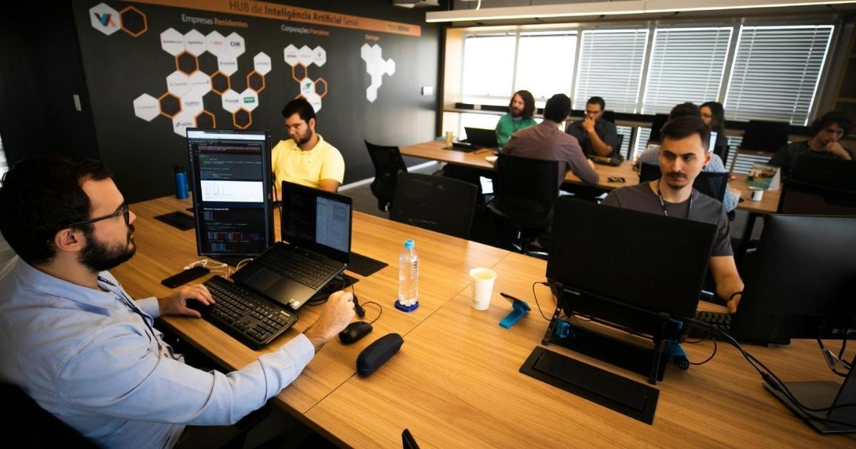 Comitiva do Exército visita hub de IA e cibersegurança no Paraná