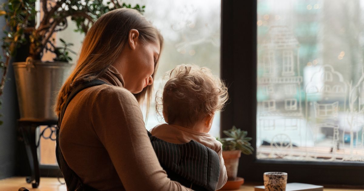 Mercado de trabalho penaliza mães solo com salários menores e precarização