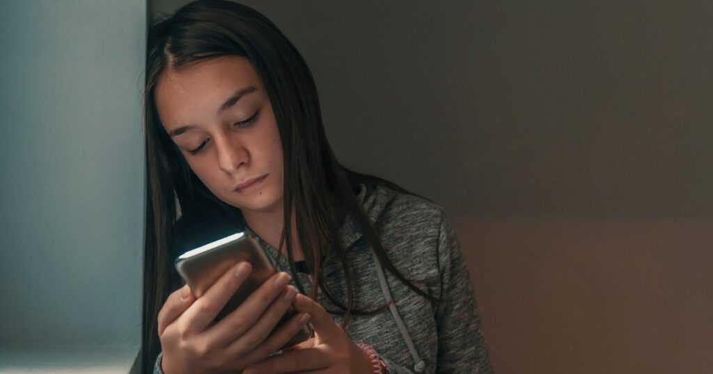 Estudo sobre felicidade aponta efeito negativo das redes sociais nos jovens