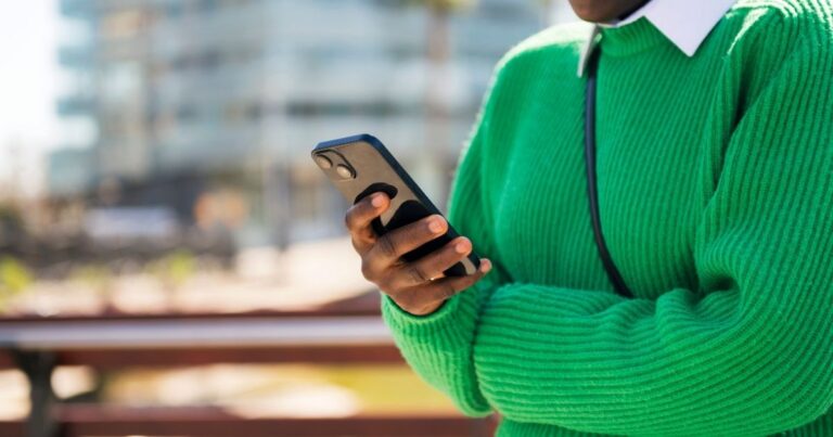 Golpistas usam IA para enganar vítimas com fraude do CPF cancelado no WhatsApp