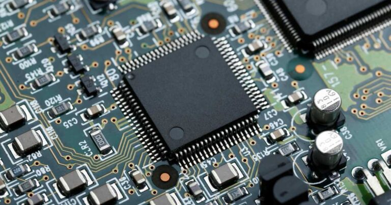 Guerra no Irã ameaça produção de chips e pode frear expansão da IA