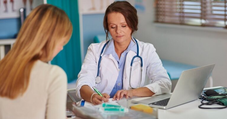 Senado aprova projeto que obriga empresas a divulgar direito a folga para exames