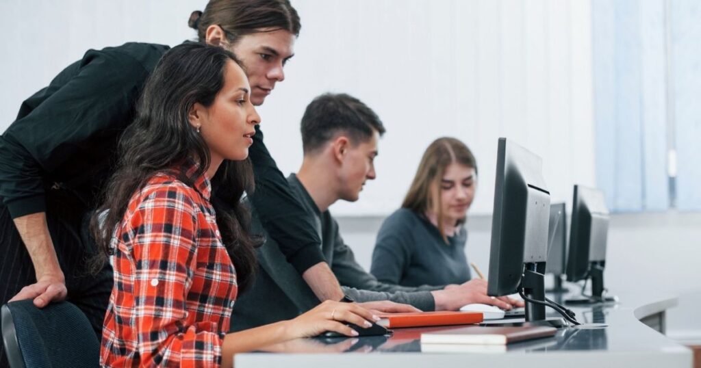 Mais de 800 vagas em concursos de TI reforçam demanda por profissionais