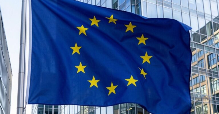 Comissão Europeia anuncia app para limitar presença de menores nas redes