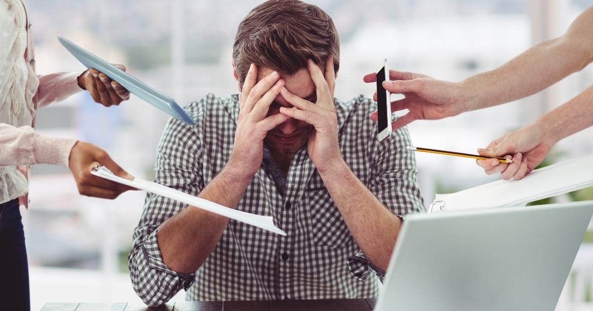 Casos de burnout crescem e transformam saúde mental em prioridade no trabalho