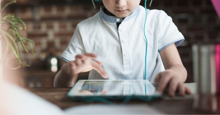 Pressão cresce para Google limitar IA em conteúdo infantil