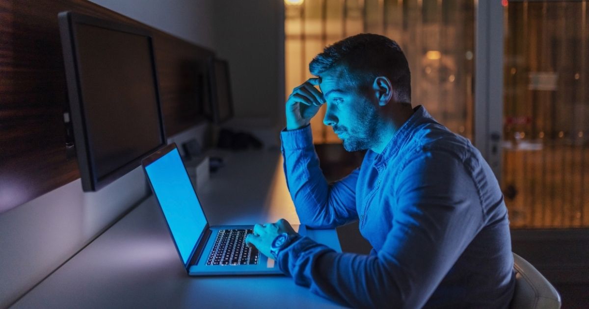 Receio de substituição por IA faz profissionais intensificarem rotina de trabalho