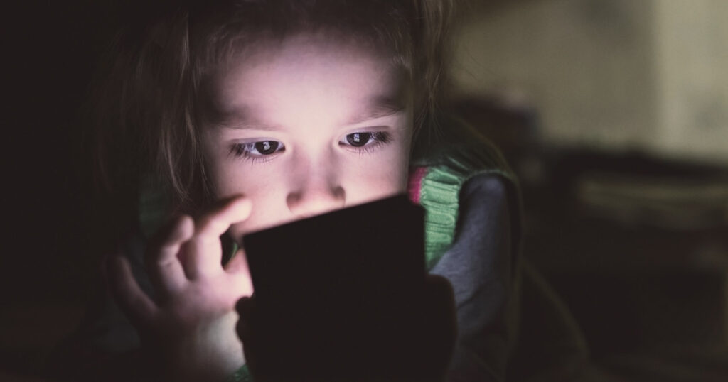 Explosão de denúncias expõe uso de IA para criar conteúdo de abuso infantil