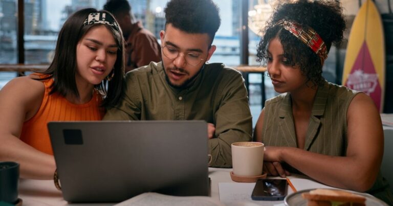 Geração Z adota IA, mas teme impactos no futuro profissional e social