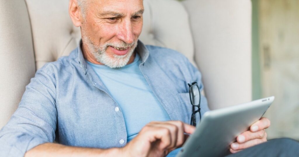 De sensores a ‘pets’ robôs: tecnologias auxiliam idosos que vivem sozinhos