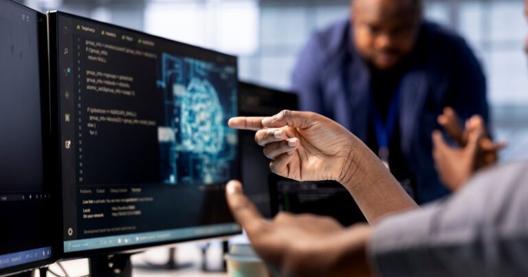 Trabalhadores relatam exposição a conteúdo perturbador em treinamento de IA