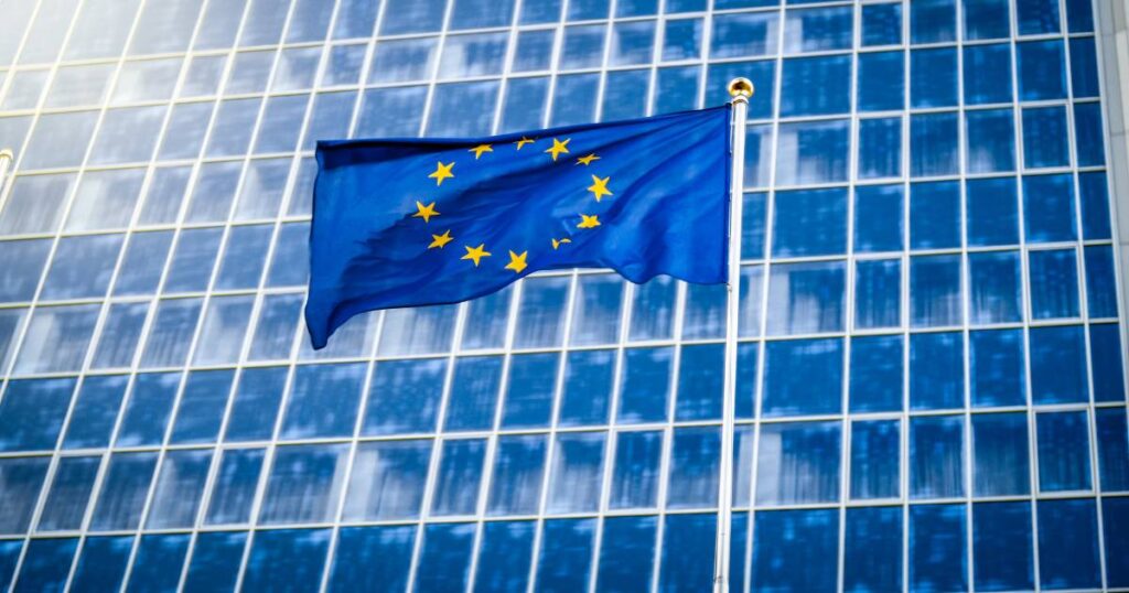 Nova lei da UE proíbe IA usada para gerar deepfakes íntimas