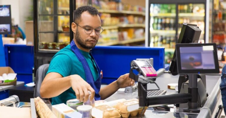 Escala 5x2 melhora retenção de funcionários sem afetar vendas em rede de mercados