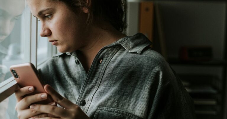 Novos decretos obrigam big techs a agir contra golpes e violência digital