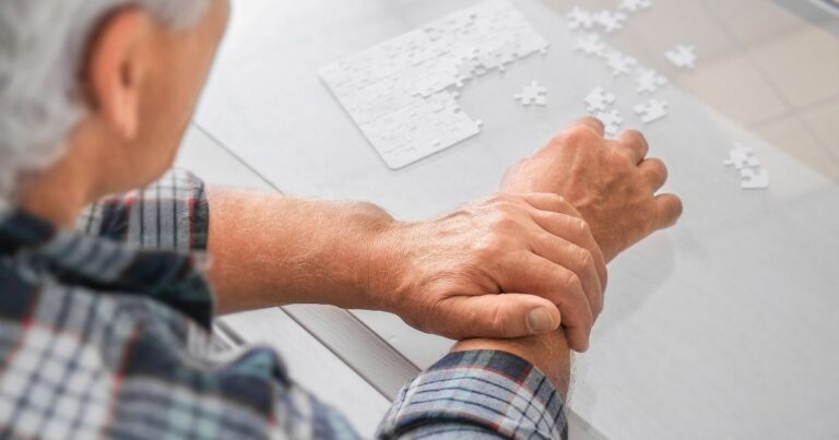 Startup aposta em IA para acelerar tratamento experimental de Parkinson