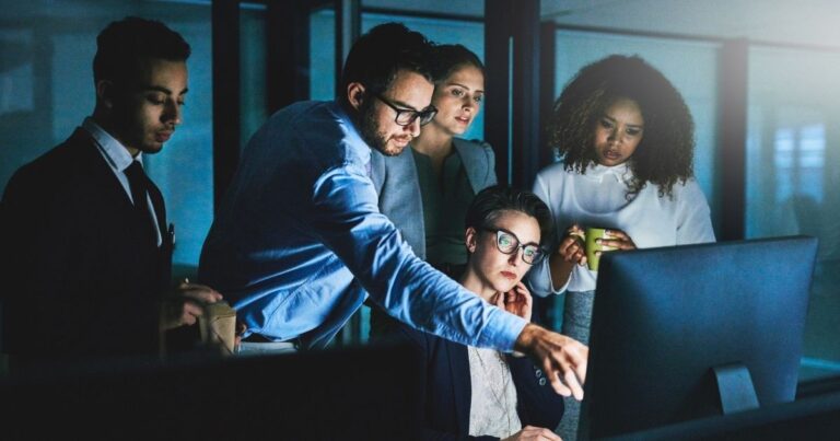 Empresas aceleram aposta em IA, que se torna principal foco de investimento em tecnologia