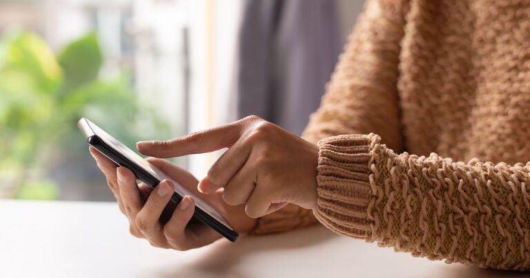 Uso excessivo do celular pode causar mudanças físicas no corpo