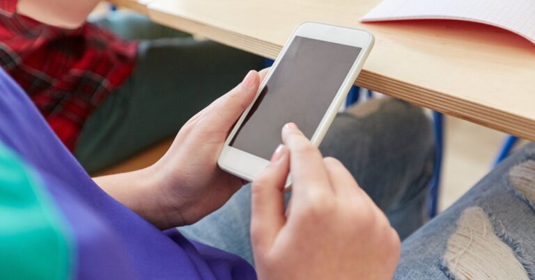 Mais de 80% das escolas brasileiras já proíbem uso de celulares